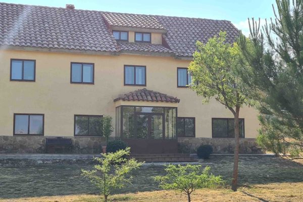 "El edificio donde se establece la sede y su terreno  fueron donados íntegramente por sus fundadores,  lo que le hace ser una fundación sencilla,  discreta pero llena de esperanza, trabajadora y  profundamente comprometida con sus objetivos."