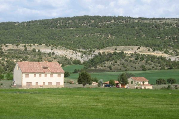 "Su entorno, rodeado de la belleza y   la paz de la Sierra de Albarracín,  aporta la energía positiva para  MEJORAR la calidad de vida de los visitantes "
